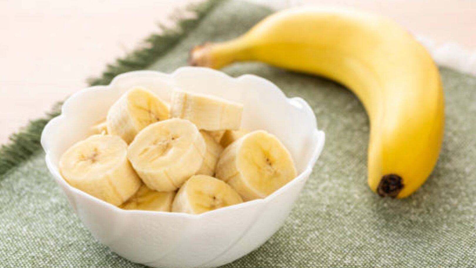 beneficios de comer platano por la noche