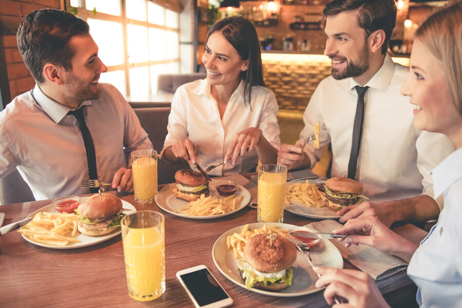 imagen de comida y personas